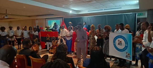 Evento institucional e cultural da Mesu a Kikwambi, com a bandeira de Angola
