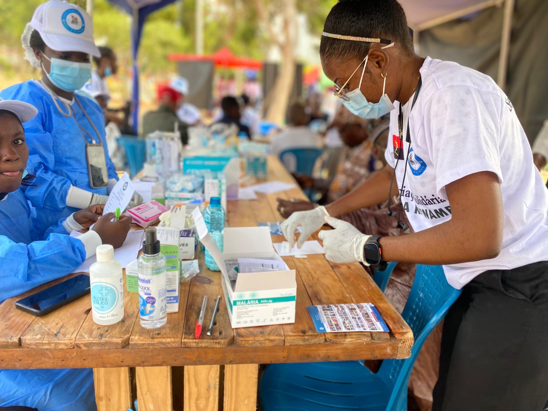 Voluntária a realizar um teste rápido de malária numa Feira de Saúde